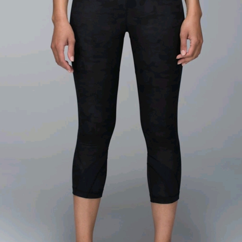 Lululemon Camo Savasana Black  Run Inspire Crop II Pants Luxtreme Sz 6